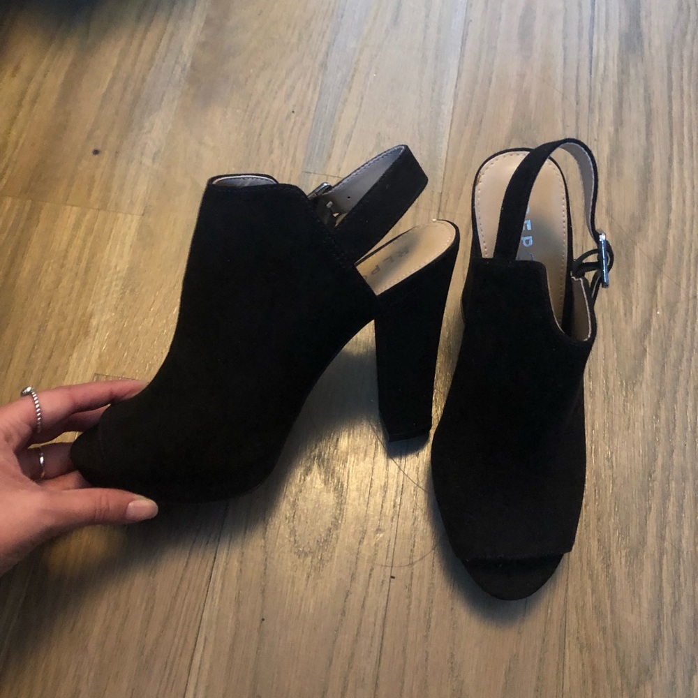 Black Suede Chunky REPORT Heels. Size 8.